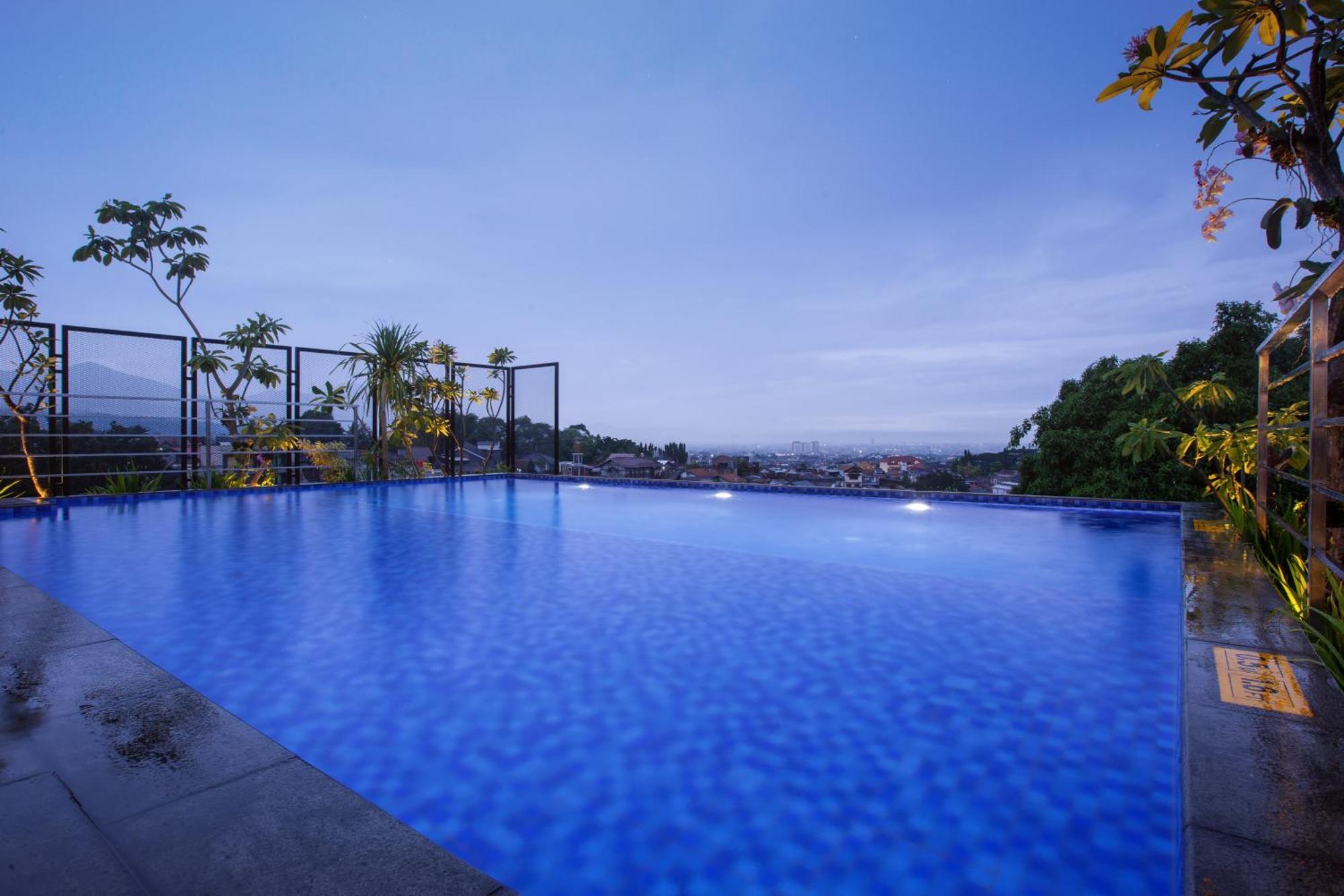 Hotel Neo Dipatiukur Bandung By Aston Exterior foto