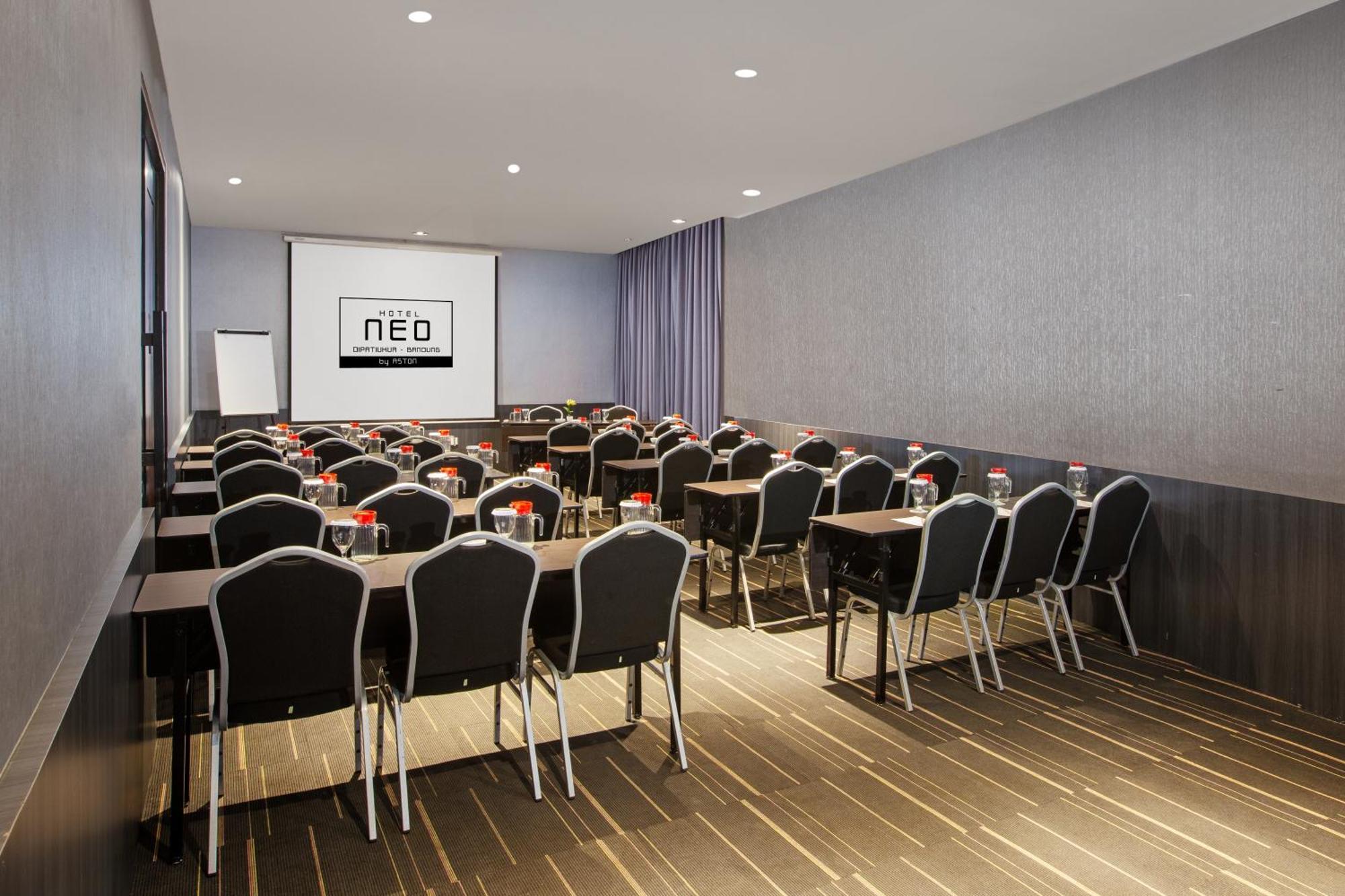 Hotel Neo Dipatiukur Bandung By Aston Exterior foto